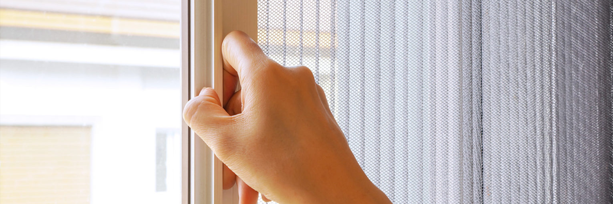 Kleine Räume größer wirken lassen: Tricks mit Gardinen